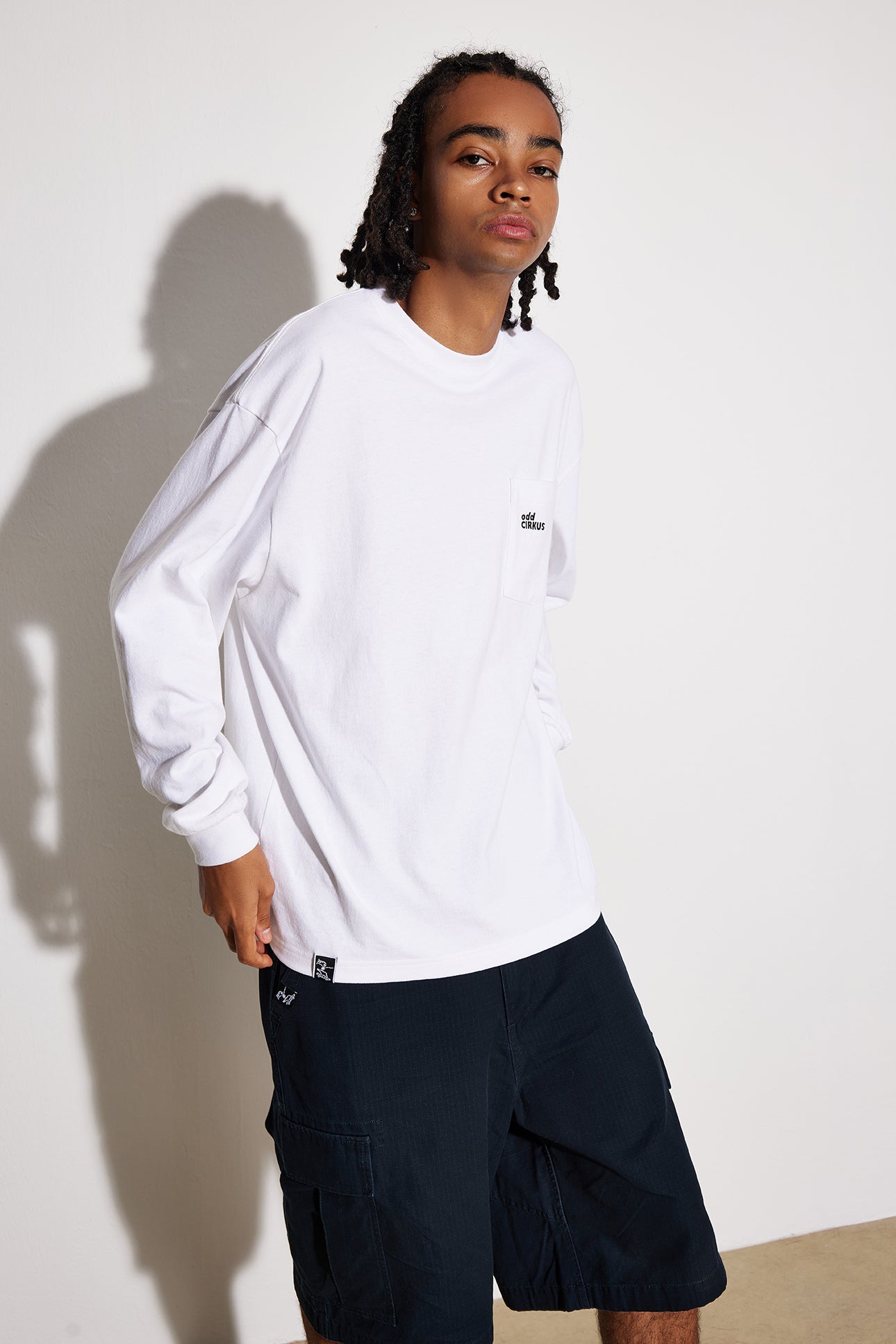 Long-sleeved letter-printed round neck T-shirt with chest pocket in white